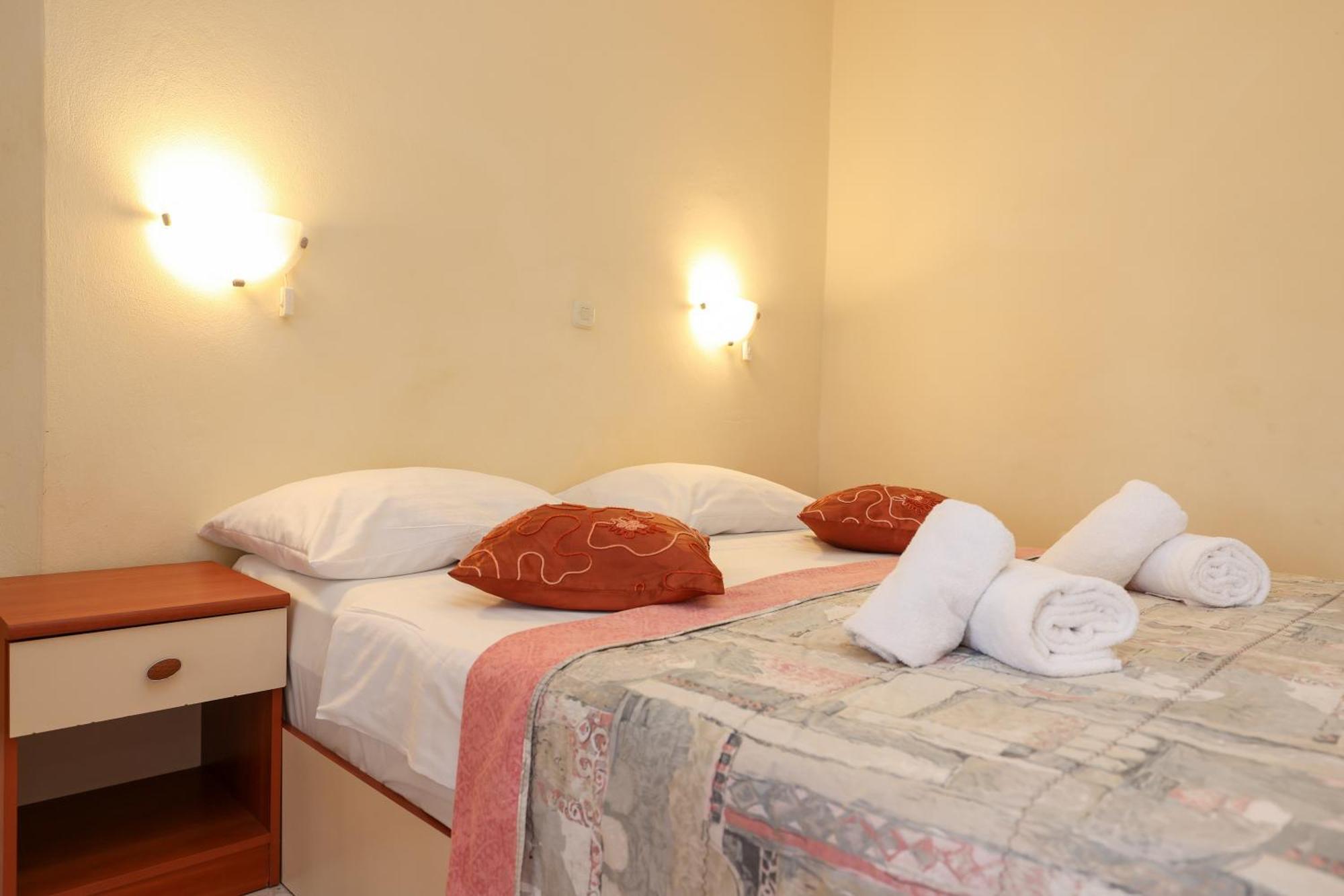 Beachfront Apartments Jermen Sukošan Eksteriør billede