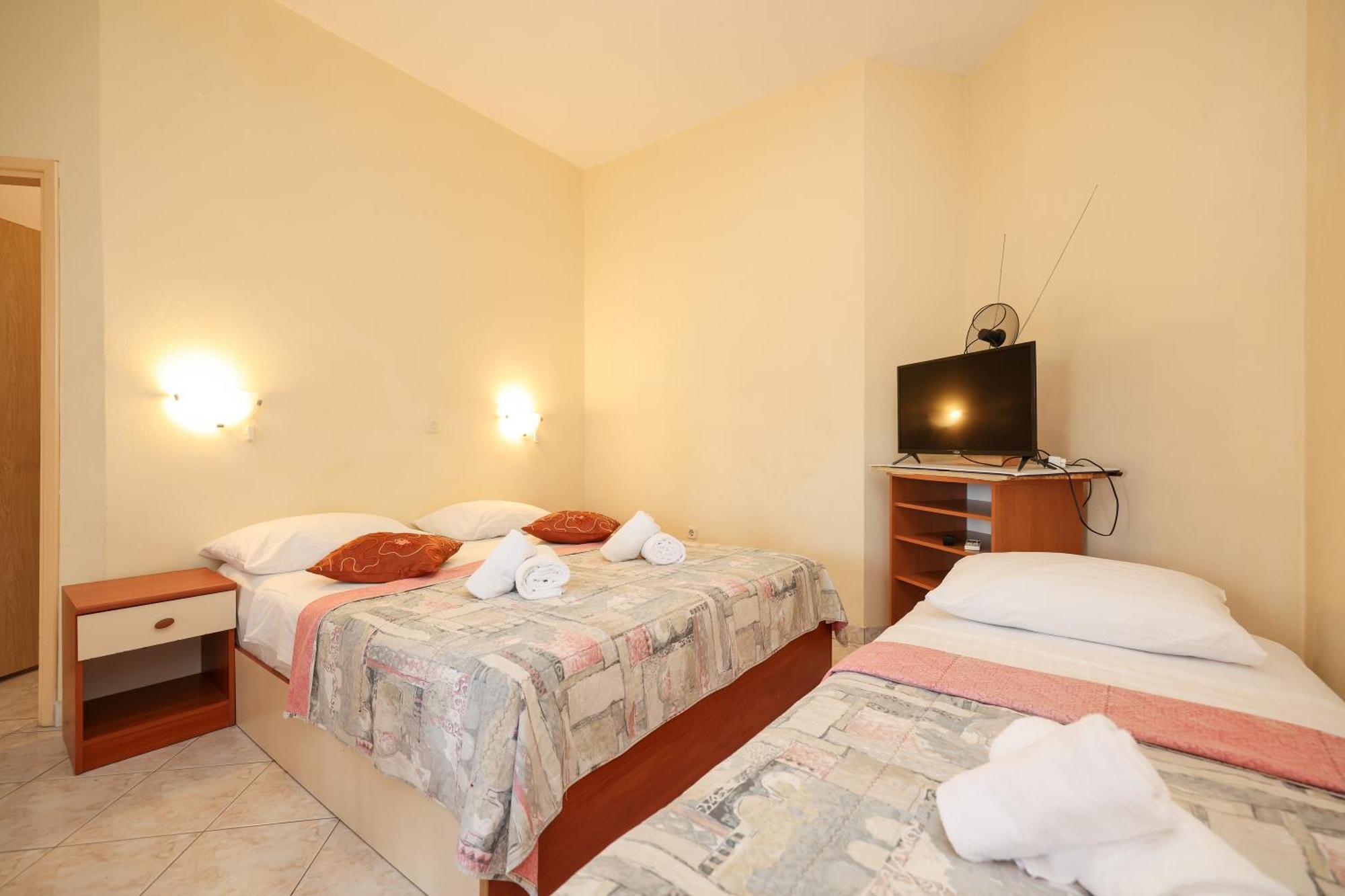 Beachfront Apartments Jermen Sukošan Eksteriør billede