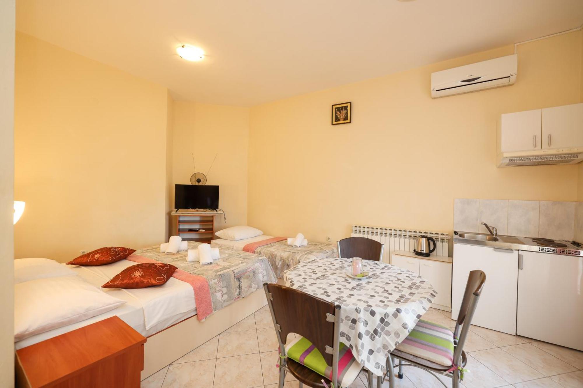 Beachfront Apartments Jermen Sukošan Eksteriør billede